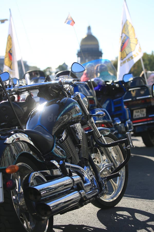 Motocicli sul quadrato del palazzo e sulla cattedrale della st Isaac nei precedenti un giorno soleggiato luminoso immagini stock Motocicli sul quadrato del palazzo e sulla cattedrale della st Isaac nei precedenti un giorno soleggiato luminoso immagini stock