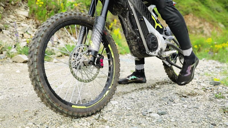 Motociclista andando em trilha na floresta verde