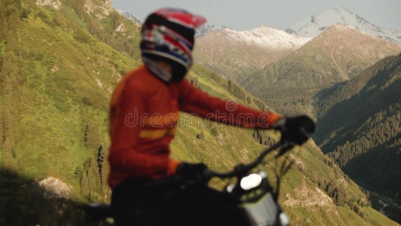 Motociclista andando em trilha na floresta verde