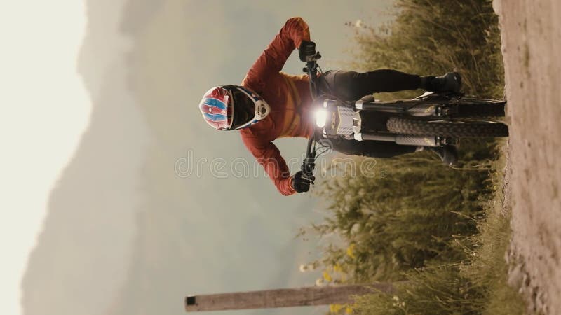 Motociclista andando em trilha na floresta verde