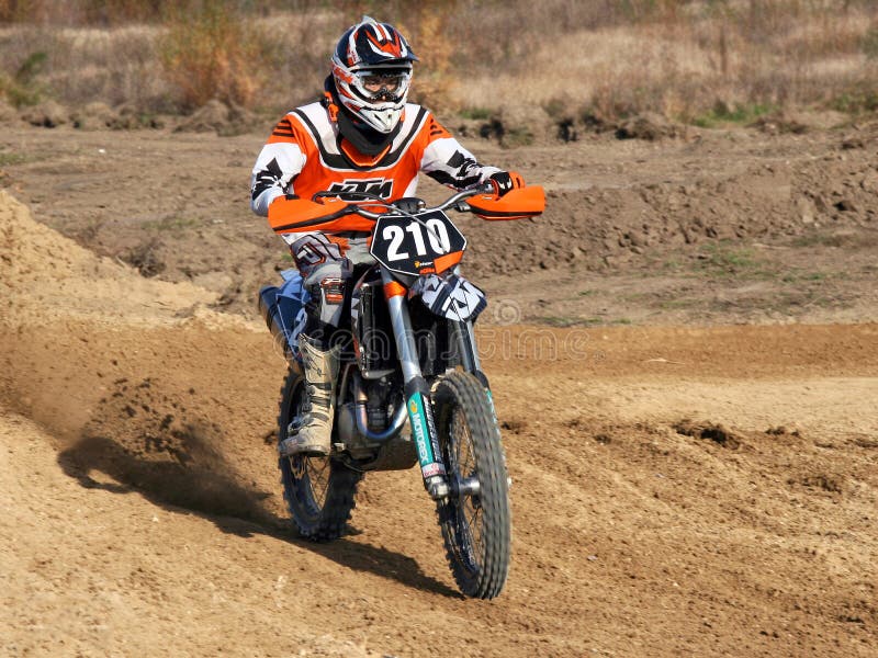 Pequeno Garoto Correndo Em Sua Competição Motocross Fora Da