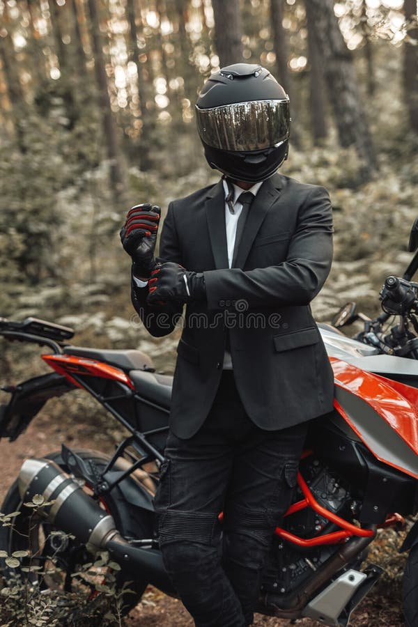 Hombre en una motocicleta con casco y guantes es ropa de protección para  motociclismo
