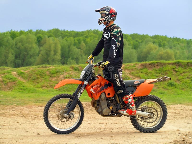 Competição Entre Crianças De Corrida Contra Adultos Em Motocross Bikes.  Foto de Stock Editorial - Imagem de magenta, sujeira: 173167208