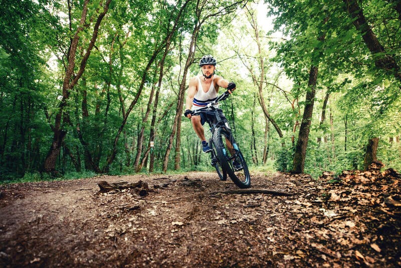 Motociclista di Professioanl, sport estremi, ciclista sulla bici sulla traccia di montagna immagini stock Motociclista di Professioanl, sport estremi, ciclista sulla bici sulla traccia di montagna immagini stock