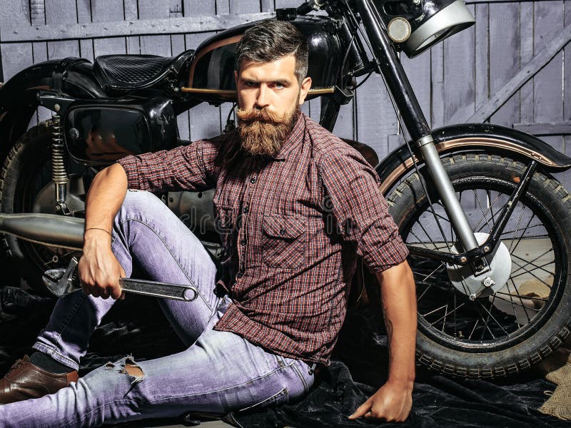 Motociclista farpado do moderno do homem fotografia de stock Motociclista farpado do moderno do homem fotografia de stock