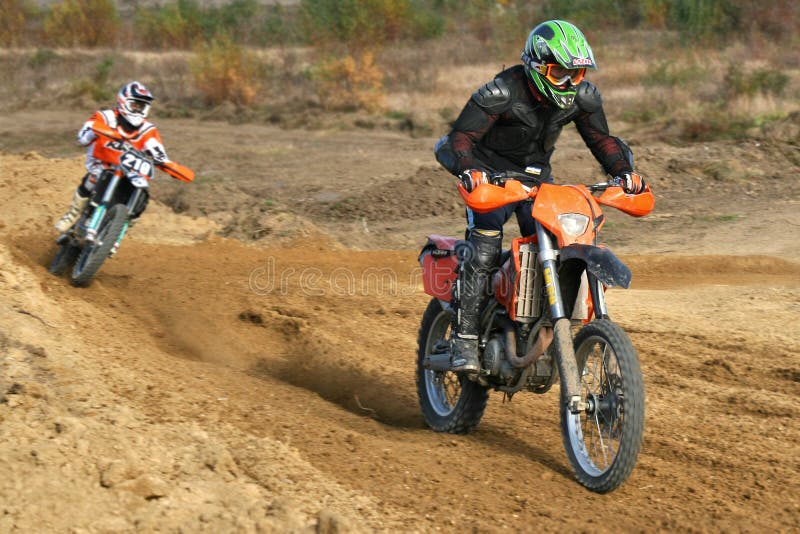 Competição Entre Crianças De Corrida Contra Adultos Em Motocross Bikes.  Foto de Stock Editorial - Imagem de magenta, sujeira: 173167208