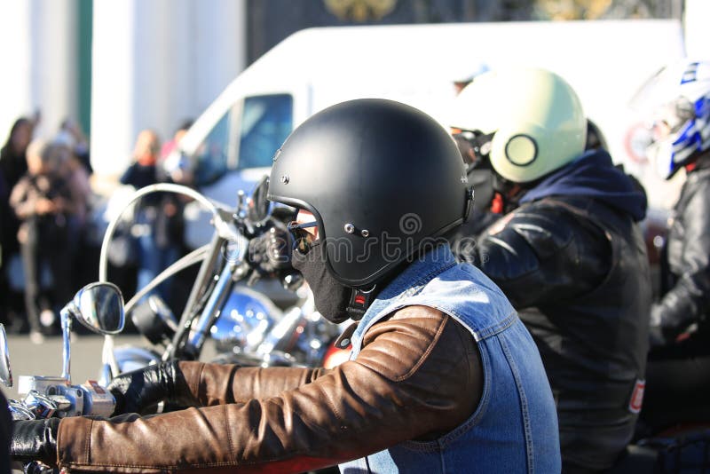 Motociclisti del supporto rosso e bianco 81, fine del club del motore dell'esercito su fotografia stock libera da diritti Motociclisti del supporto rosso e bianco 81, fine del club del motore dell'esercito su fotografia stock libera da diritti