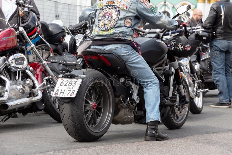 Motociclisti su un festival del motociclo di Harley-Davidson a St Petersburg immagini stock libere da diritti Motociclisti su un festival del motociclo di Harley-Davidson a St Petersburg immagini stock libere da diritti