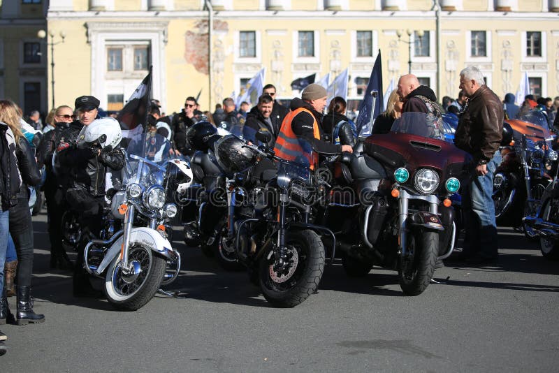 Motociclisti sul quadrato del palazzo prima della partenza della colonna fotografie stock libere da diritti Motociclisti sul quadrato del palazzo prima della partenza della colonna fotografie stock libere da diritti