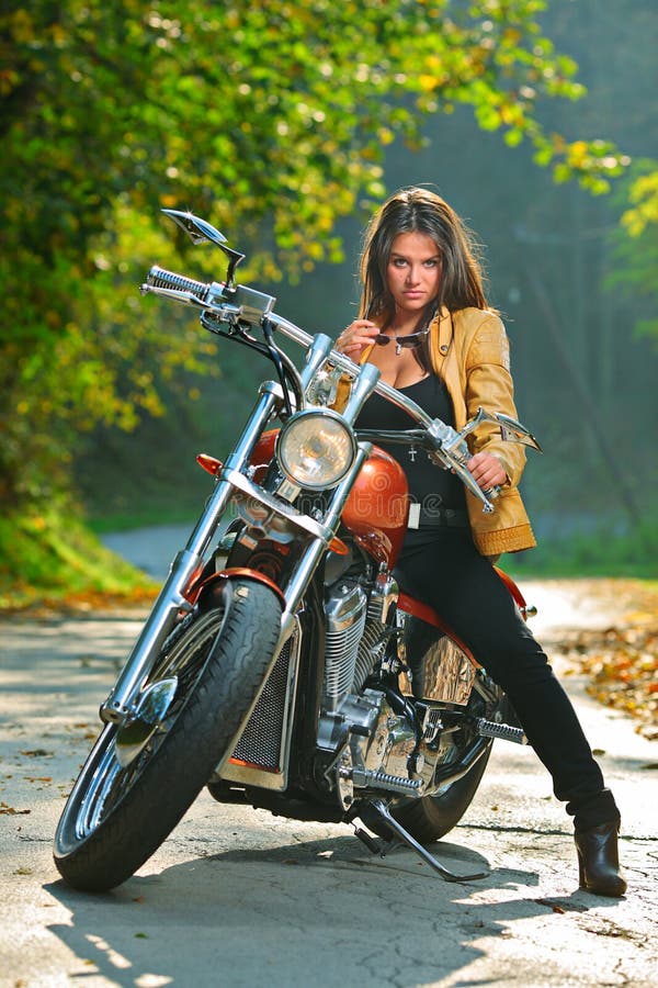 motociclo della ragazza del motociclista fotografie stock libere da diritti motociclo della ragazza del motociclista fotografie stock libere da diritti