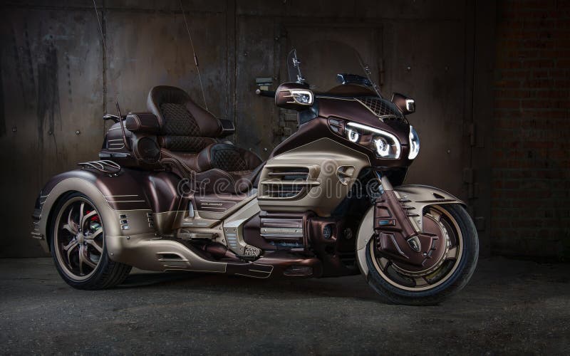 Motociclo di abitudine del trike dell'ala gl-1800 dell'oro di Honda fotografia stock Motociclo di abitudine del trike dell'ala gl-1800 dell'oro di Honda fotografia stock