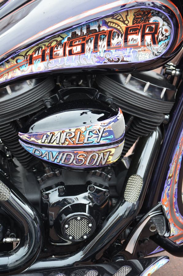 Motociclo su misura di Harley Davidson immagine stock libera da diritti Motociclo su misura di Harley Davidson immagine stock libera da diritti