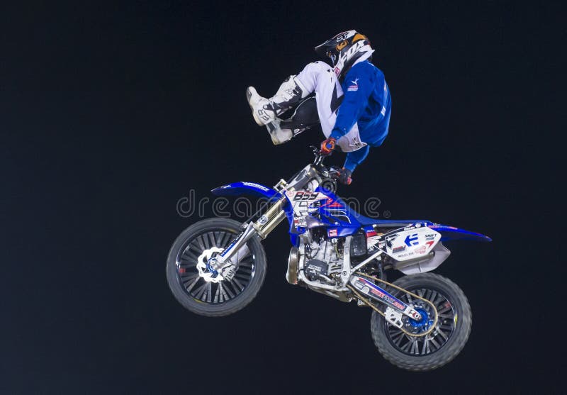 Um Cavaleiro Profissional Na Competição De FMX (motocross Do Estilo Livre)  Em Jogos Extremos De Barcelona Dos Esportes De LKXA Fotografia Editorial -  Imagem de transporte, livre: 57502362