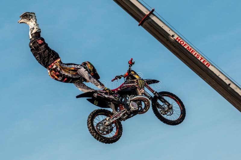 Um Cavaleiro Profissional Na Competição De FMX (motocross Do Estilo Livre)  Em Jogos Extremos De Barcelona Dos Esportes De LKXA Fotografia Editorial -  Imagem de transporte, livre: 57502362