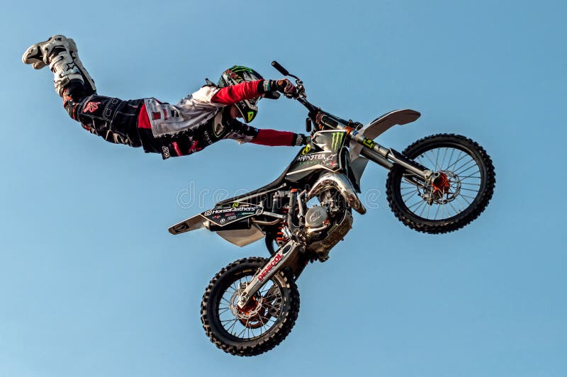 Um Cavaleiro Profissional Na Competição De FMX (motocross Do Estilo Livre)  Em Jogos Extremos De Barcelona Dos Esportes De LKXA Imagem de Stock  Editorial - Imagem de cruz, esporte: 44154379