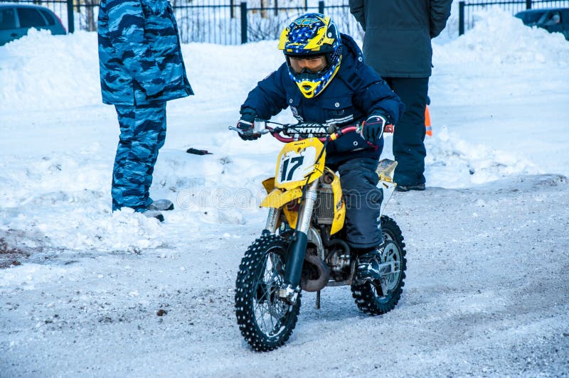 Motocross en hiver photos libres de droits Motocross en hiver photos libres de droits