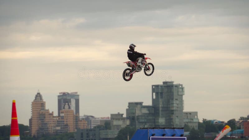 Homem Andando De Motocicleta Fora Da Estrada Na Trilha · Foto