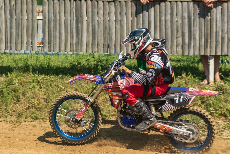 motocross Motorradfahrer hetzt entlang einem Schotterweg, Staub fliegt von unterhalb der Räder stockfotos motocross Motorradfahrer hetzt entlang einem Schotterweg, Staub fliegt von unterhalb der Räder stockfotos
