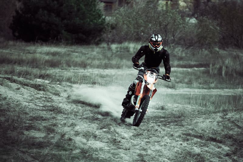 Motocrossdirtbikeryttare på sand royaltyfri fotografi Motocrossdirtbikeryttare på sand royaltyfri fotografi