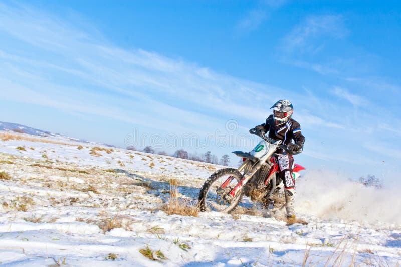 Motocrossfahrer, Der Mit Dem Fahrrad An Der Hohen