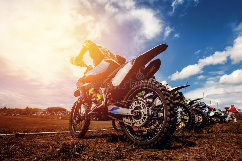 Corrida Sobre Motocicleta Motocross-country Em Voo, Saltos E Decolagem Em  Trampolim Contra O Céu Conceito Foto de Stock - Imagem de fuga, motocross:  157152132