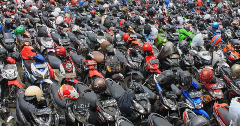 Motocykl parkuje pełno mnóstwo silnika parkował plenerowego, widok na Dżakarta Indonezja transporcie zdjęcie royalty free Motocykl parkuje pełno mnóstwo silnika parkował plenerowego, widok na Dżakarta Indonezja transporcie zdjęcie royalty free