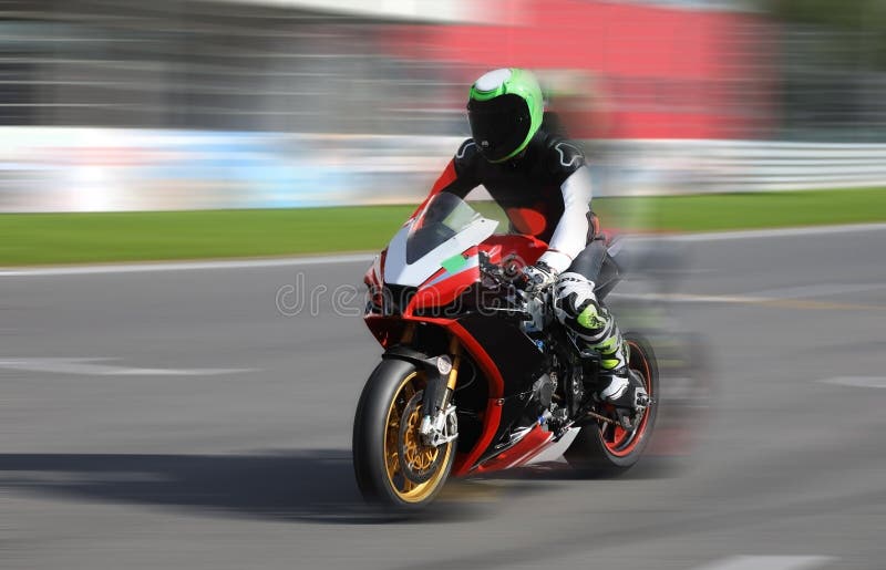 Motocyklu setkarz ściga się w hełmie z dużą prędkością obrazy stock Motocyklu setkarz ściga się w hełmie z dużą prędkością obrazy stock