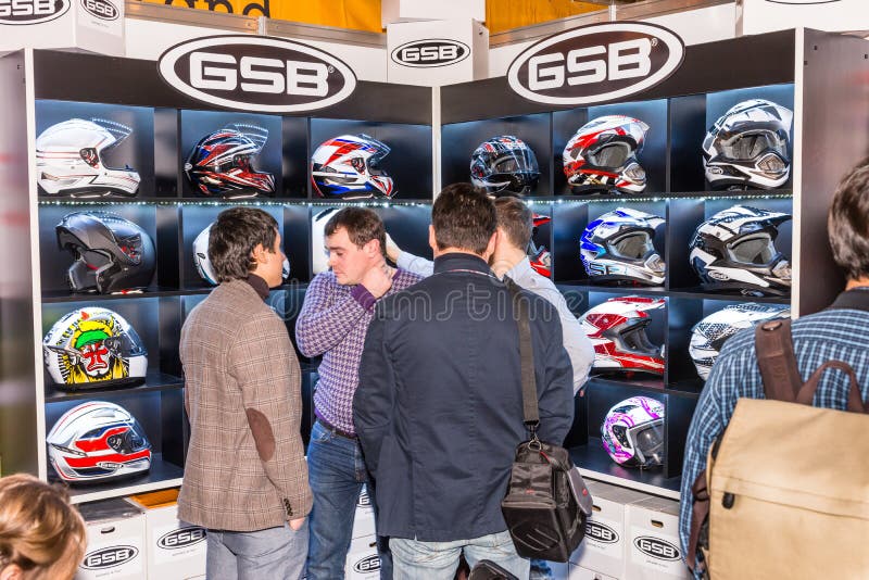 Motopark-2015 (BikePark-2015) GSB商店陈列立场  与盔甲的陈列室 访客是选择盔甲