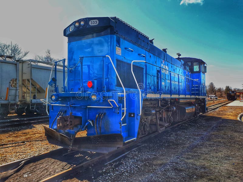 Motor azul do trem nas trilhas em Orangeville, Ontário fotos de stock Motor azul do trem nas trilhas em Orangeville, Ontário fotos de stock