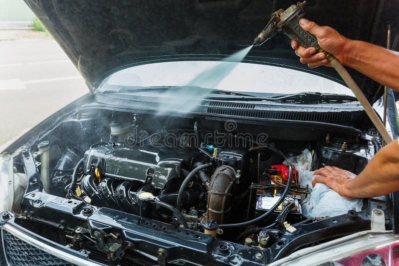 Motor de automóveis de alta pressão da limpeza da água imagens de stock Motor de automóveis de alta pressão da limpeza da água imagens de stock