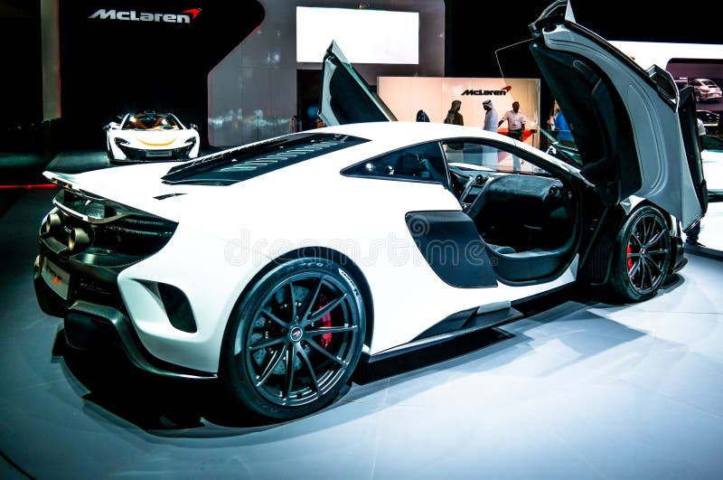 Motor de Dubai, canto de Mclaren que indica seus carros novos fotografia de stock royalty free Motor de Dubai, canto de Mclaren que indica seus carros novos fotografia de stock royalty free