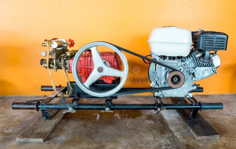 Motor de la reparación que espera del barco de motor de la cola larga para en la pared anaranjada fotos de archivo libres de regalías Motor de la reparación que espera del barco de motor de la cola larga para en la pared anaranjada fotos de archivo libres de regalías