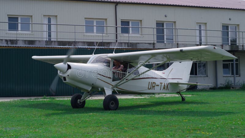 Motor de pornire pentru avioane mici, gata de decolare. avion care se pregătește pentru zbor. stock video