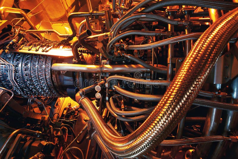 Motor de turbina do gás posicionado dentro dos aviões Energia limpa em um central elétrica usado em uma central a pouca distância imagens de stock Motor de turbina do gás posicionado dentro dos aviões Energia limpa em um central elétrica usado em uma central a pouca distância imagens de stock