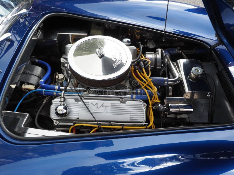 Motor de V8 em um carro de esportes da réplica da C.A. Shelby Cobra imagens de stock Motor de V8 em um carro de esportes da réplica da C.A. Shelby Cobra imagens de stock