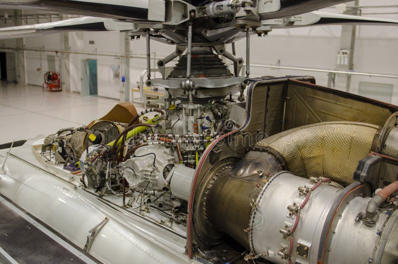 Motor del helicóptero expuesto para el mantenimiento en un hangar imágenes de archivo libres de regalías Motor del helicóptero expuesto para el mantenimiento en un hangar imágenes de archivo libres de regalías
