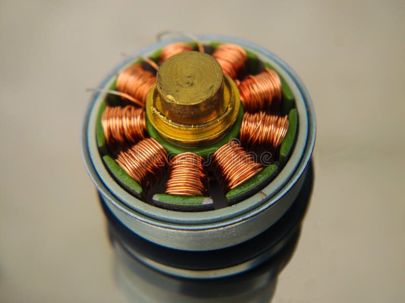 Motor eléctrico dentro imagen de archivo. Imagen de primer 127042847