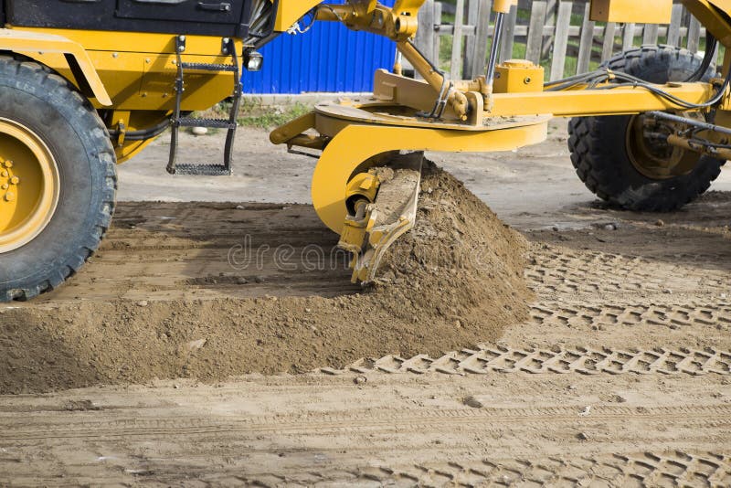 Motor grader aligns the road