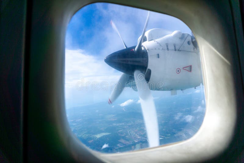 Motor och turboladdarepropeller av flygplan för DO-228 Dornior över himlen fotografering för bildbyråer Motor och turboladdarepropeller av flygplan för DO-228 Dornior över himlen fotografering för bildbyråer