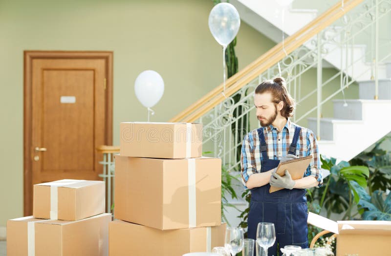 Motor pensativo que verifica a existência dos bens fotografia de stock royalty free