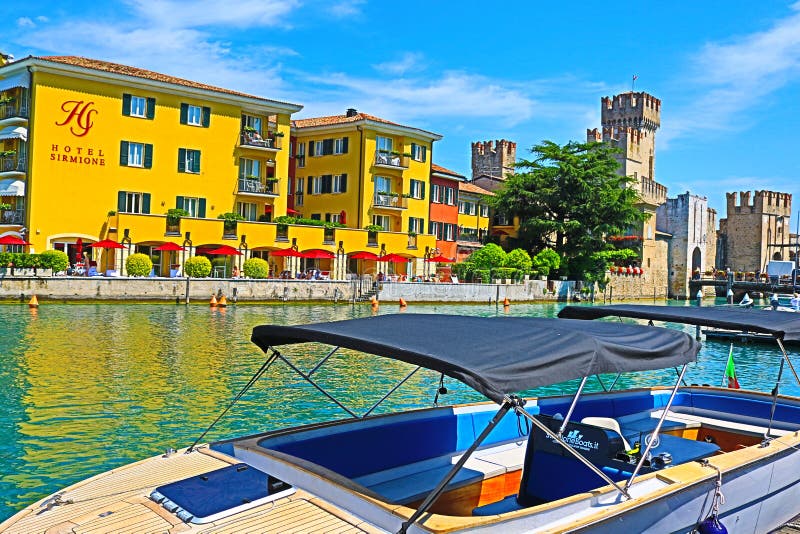 Motorboat w Jeziornym Garda portu Sirmione miasteczku Włochy zdjęcie royalty free Motorboat w Jeziornym Garda portu Sirmione miasteczku Włochy zdjęcie royalty free
