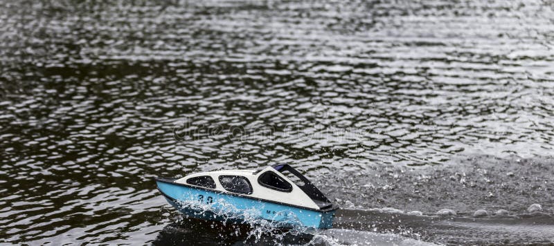 Motorboot die op een Meer rennen die Golven veroorzaken royalty-vrije stock afbeelding Motorboot die op een Meer rennen die Golven veroorzaken royalty-vrije stock afbeelding
