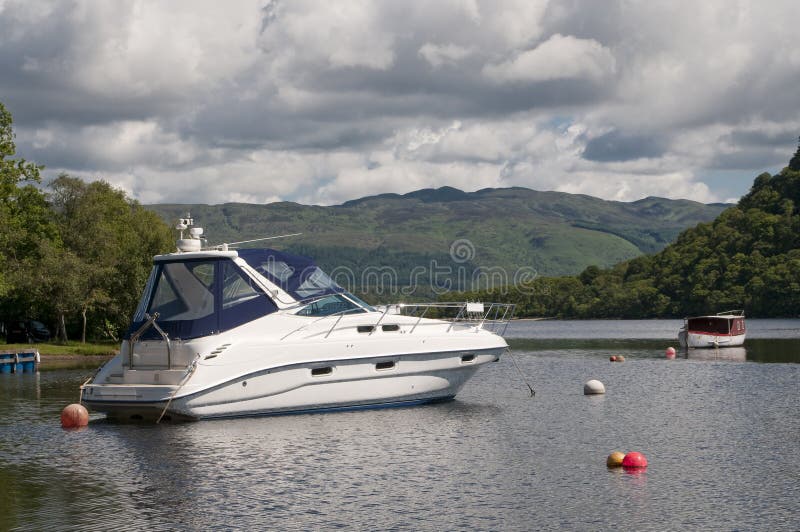 Motorboot festgemacht in Luss Loch Lomond