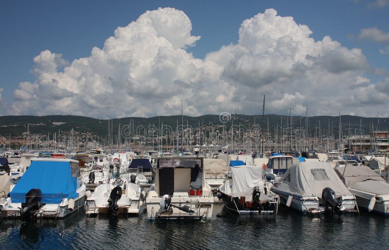 Motorboote und Segelboote im Hafen in Triest, Italien stockfoto Motorboote und Segelboote im Hafen in Triest, Italien stockfoto