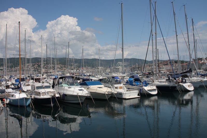 Motorboote und Segelboote im Hafen in Triest, Italien lizenzfreie stockbilder Motorboote und Segelboote im Hafen in Triest, Italien lizenzfreie stockbilder