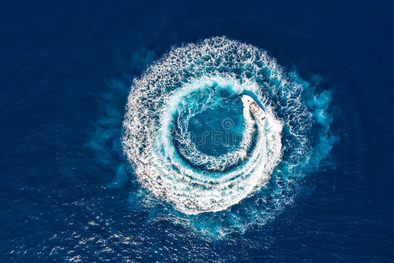 Motorbootformen ein Kreis von Wellen und von Blasen mit seinen Maschinen