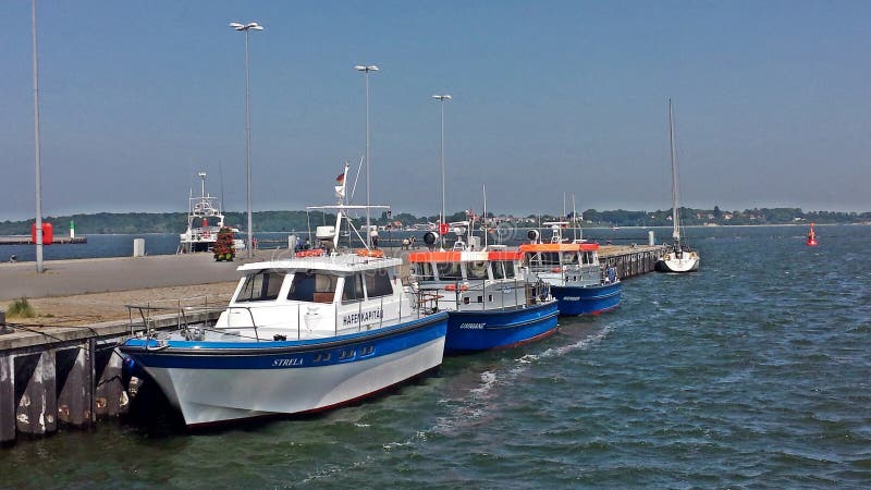 Motorbåtar lokaliseras på den Stralsund hamnen arkivfoto Motorbåtar lokaliseras på den Stralsund hamnen arkivfoto