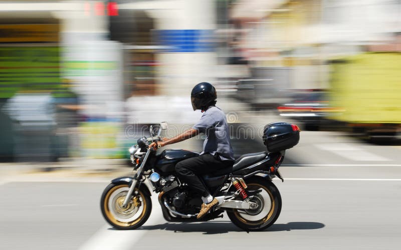 Posúvanie človeka, jazdenie na motorke v mestskej oblasti.