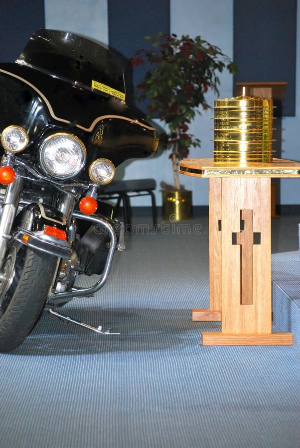 Motorcykel parkerad insidakyrka arkivfoto Motorcykel parkerad insidakyrka arkivfoto