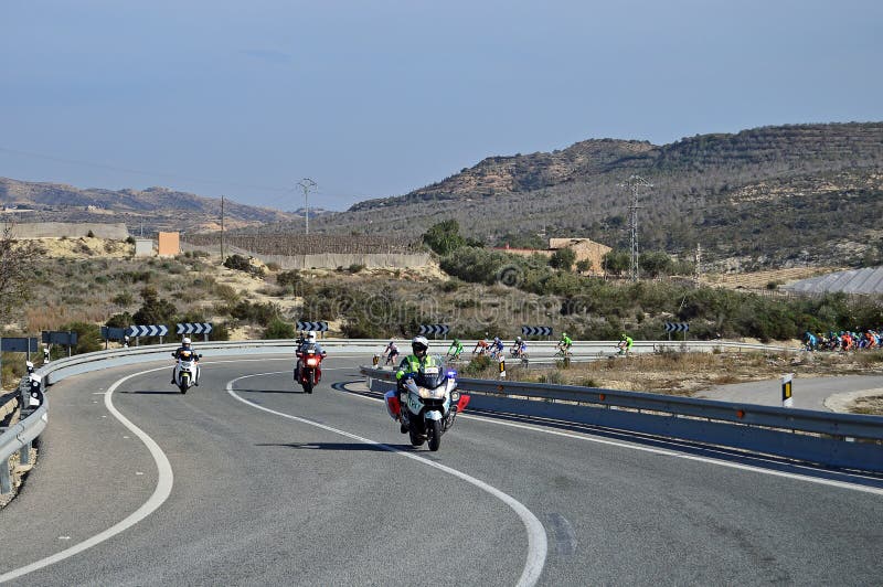 Motorcykeln leder ett cirkuleringslopp royaltyfri fotografi Motorcykeln leder ett cirkuleringslopp royaltyfri fotografi